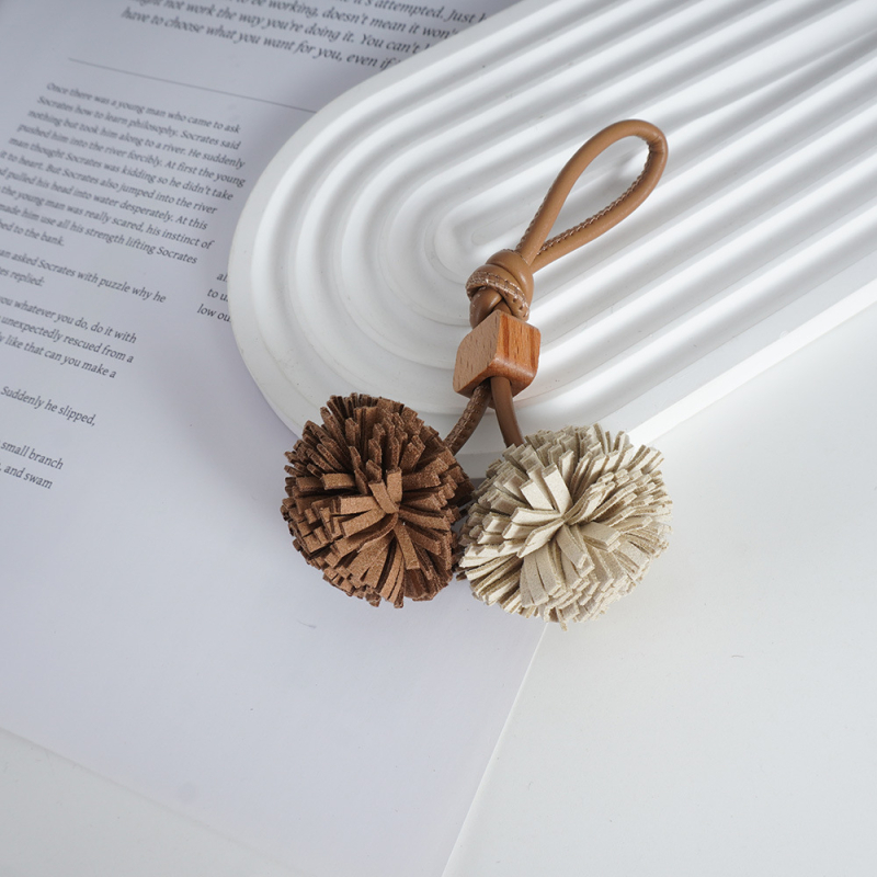 Κολιέ-μπρελόκ για τσάντα, μικροϊνες, χειροποίητη φούντα-μπάλα, πρωτότυπος σχεδιασμός, ημιχειροποίητη κατασκευή