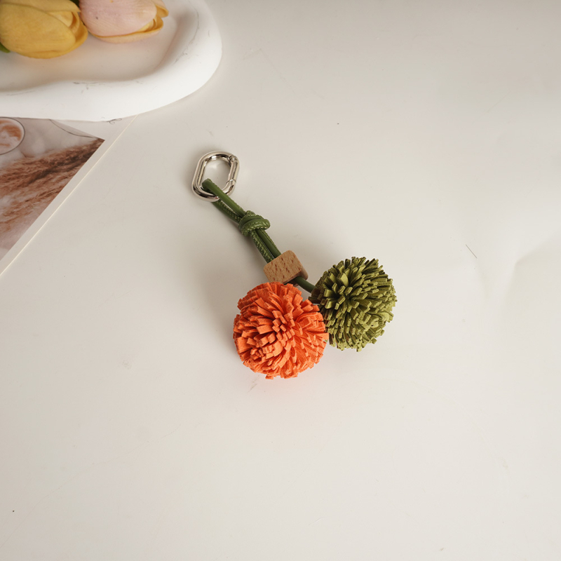 Κολιέ-μπρελόκ για τσάντα, μικροϊνες, χειροποίητη φούντα-μπάλα, πρωτότυπος σχεδιασμός, ημιχειροποίητη κατασκευή