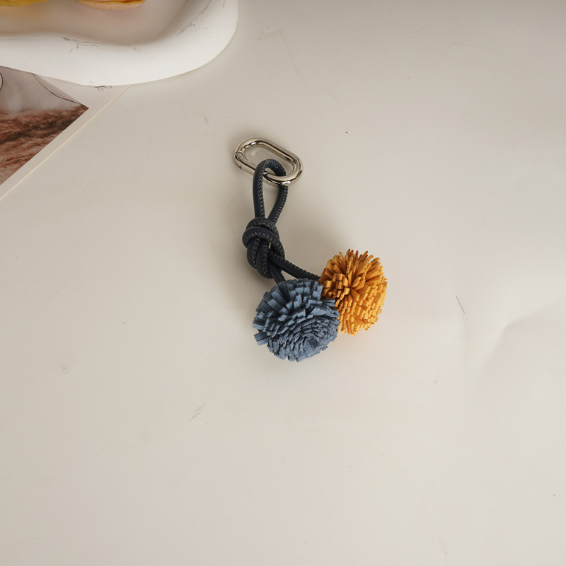 Κολιέ-μπρελόκ για τσάντα, μικροϊνες, χειροποίητη φούντα-μπάλα, πρωτότυπος σχεδιασμός, ημιχειροποίητη κατασκευή