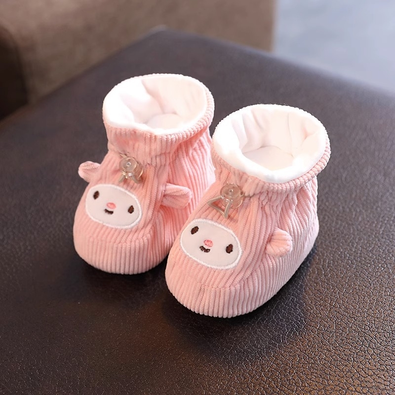 Téli babacipő corduroy felsőrésszel, karikatúra mintával, elasztikus zárással, 2–13 hónapos korosztálynak