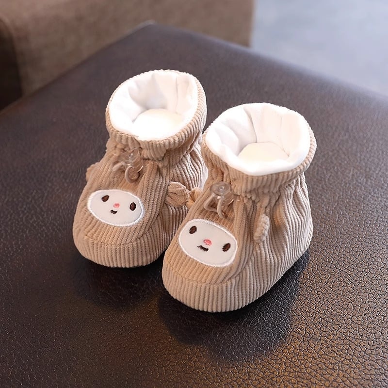 Téli babacipő corduroy felsőrésszel, karikatúra mintával, elasztikus zárással, 2–13 hónapos korosztálynak
