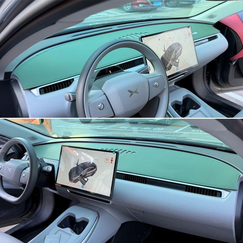 Covor pentru panoul de instrumente Xiaopeng MONA M03, piele de catifea, protecție împotriva razelor solare și izolație termică, model geometric, logo imprimat