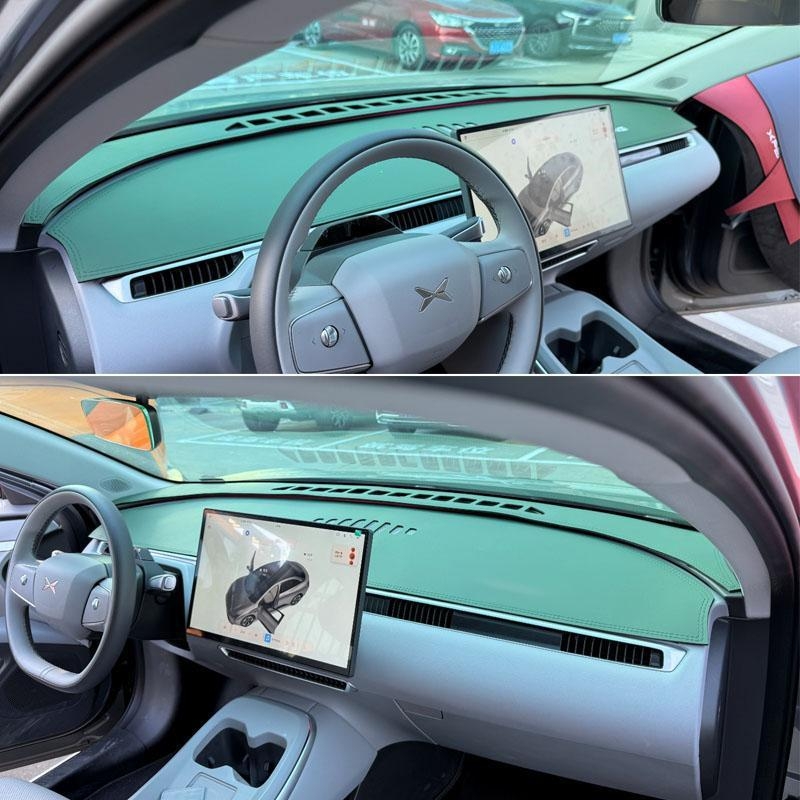 Covor pentru panoul de instrumente Xiaopeng MONA M03, piele de catifea, protecție împotriva razelor solare și izolație termică, model geometric, logo imprimat