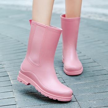 Γυναικείες μπότες βροχής PVC – χωρίς κορδόνια, μέτριο μήκος μέχρι γάμπα, αδιάβροχες, αντιολισθητικές, χαμηλό τακούνι 1–3 cm