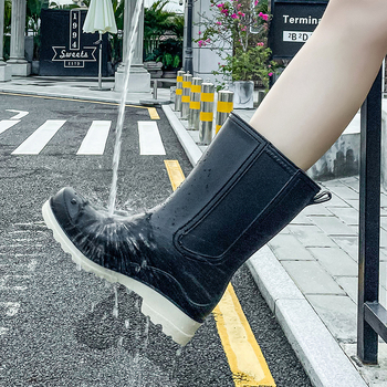 Γυναικείες μπότες βροχής PVC – χωρίς κορδόνια, μέτριο μήκος μέχρι γάμπα, αδιάβροχες, αντιολισθητικές, χαμηλό τακούνι 1–3 cm