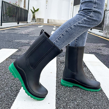 Γυναικείες μπότες βροχής PVC – χωρίς κορδόνια, μέτριο μήκος μέχρι γάμπα, αδιάβροχες, αντιολισθητικές, χαμηλό τακούνι 1–3 cm