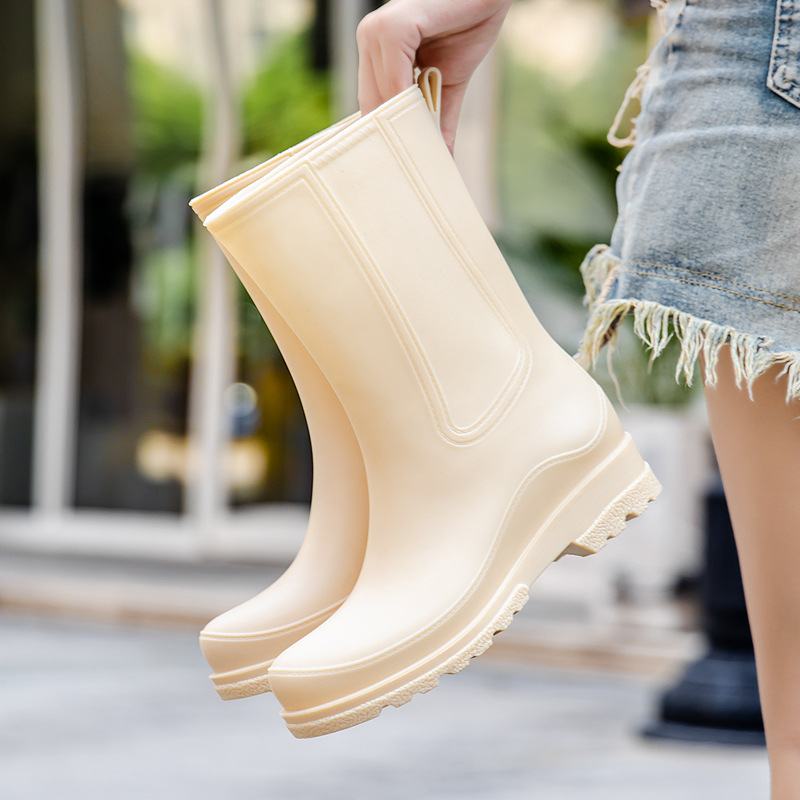 Γυναικείες μπότες βροχής PVC – χωρίς κορδόνια, μέτριο μήκος μέχρι γάμπα, αδιάβροχες, αντιολισθητικές, χαμηλό τακούνι 1–3 cm