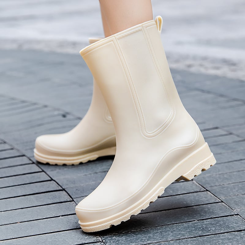 Γυναικείες μπότες βροχής PVC – χωρίς κορδόνια, μέτριο μήκος μέχρι γάμπα, αδιάβροχες, αντιολισθητικές, χαμηλό τακούνι 1–3 cm