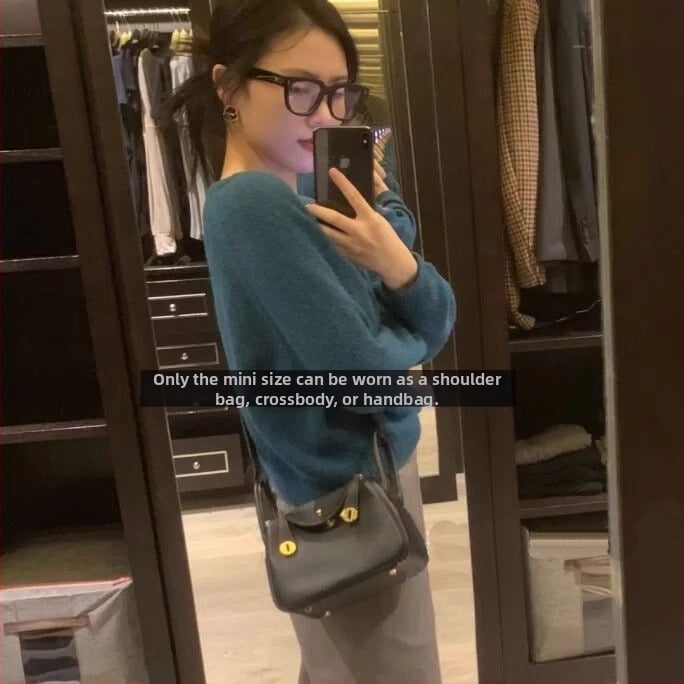 Γυναικεία τσάντα Doctor από γνήσιο δέρμα με ιμάντα ώμου-χιαστού — μαλακό δέρμα, επένδυση από δέρμα αγελάδας, κλείσιμο με φερμουάρ, εσωτερικός λαμιναρισμένος διαμερισμός