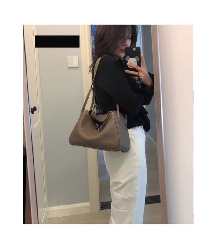 Γυναικεία τσάντα Doctor από γνήσιο δέρμα με ιμάντα ώμου-χιαστού — μαλακό δέρμα, επένδυση από δέρμα αγελάδας, κλείσιμο με φερμουάρ, εσωτερικός λαμιναρισμένος διαμερισμός