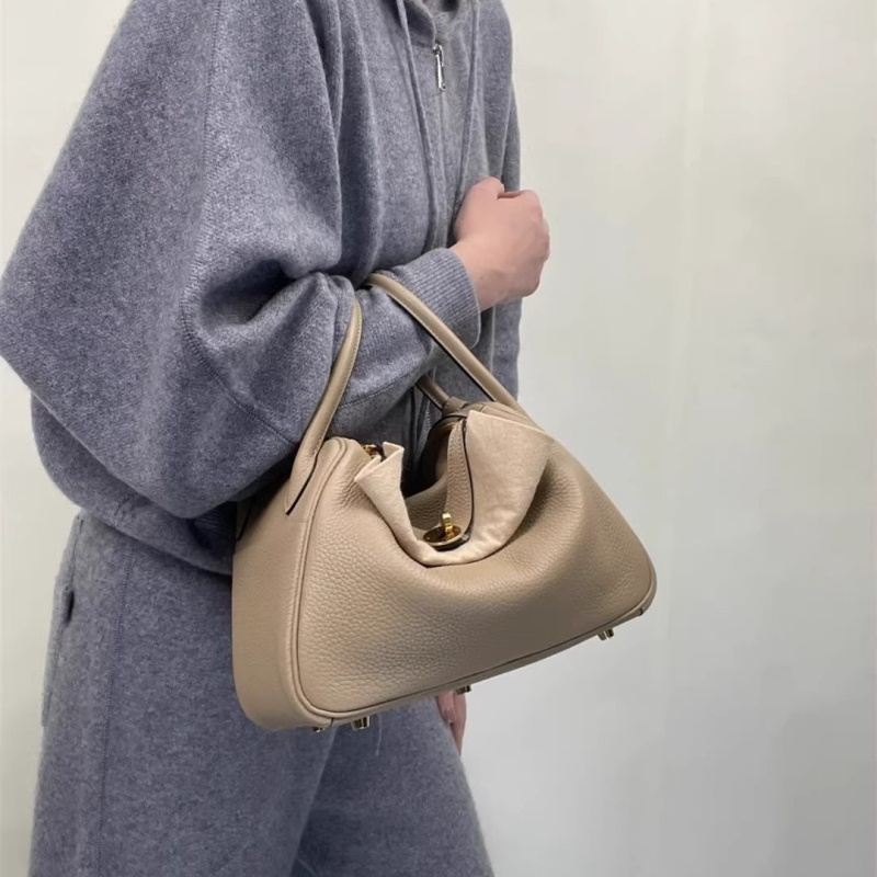 Γυναικεία τσάντα Doctor από γνήσιο δέρμα με ιμάντα ώμου-χιαστού — μαλακό δέρμα, επένδυση από δέρμα αγελάδας, κλείσιμο με φερμουάρ, εσωτερικός λαμιναρισμένος διαμερισμός