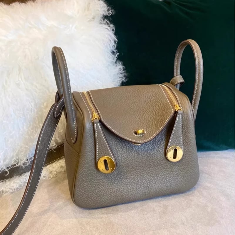 Γυναικεία τσάντα Doctor από γνήσιο δέρμα με ιμάντα ώμου-χιαστού — μαλακό δέρμα, επένδυση από δέρμα αγελάδας, κλείσιμο με φερμουάρ, εσωτερικός λαμιναρισμένος διαμερισμός