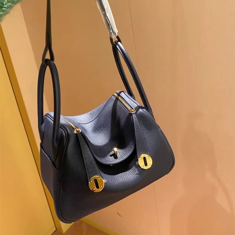 Γυναικεία τσάντα Doctor από γνήσιο δέρμα με ιμάντα ώμου-χιαστού — μαλακό δέρμα, επένδυση από δέρμα αγελάδας, κλείσιμο με φερμουάρ, εσωτερικός λαμιναρισμένος διαμερισμός