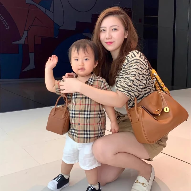 Γυναικεία τσάντα Doctor από γνήσιο δέρμα με ιμάντα ώμου-χιαστού — μαλακό δέρμα, επένδυση από δέρμα αγελάδας, κλείσιμο με φερμουάρ, εσωτερικός λαμιναρισμένος διαμερισμός