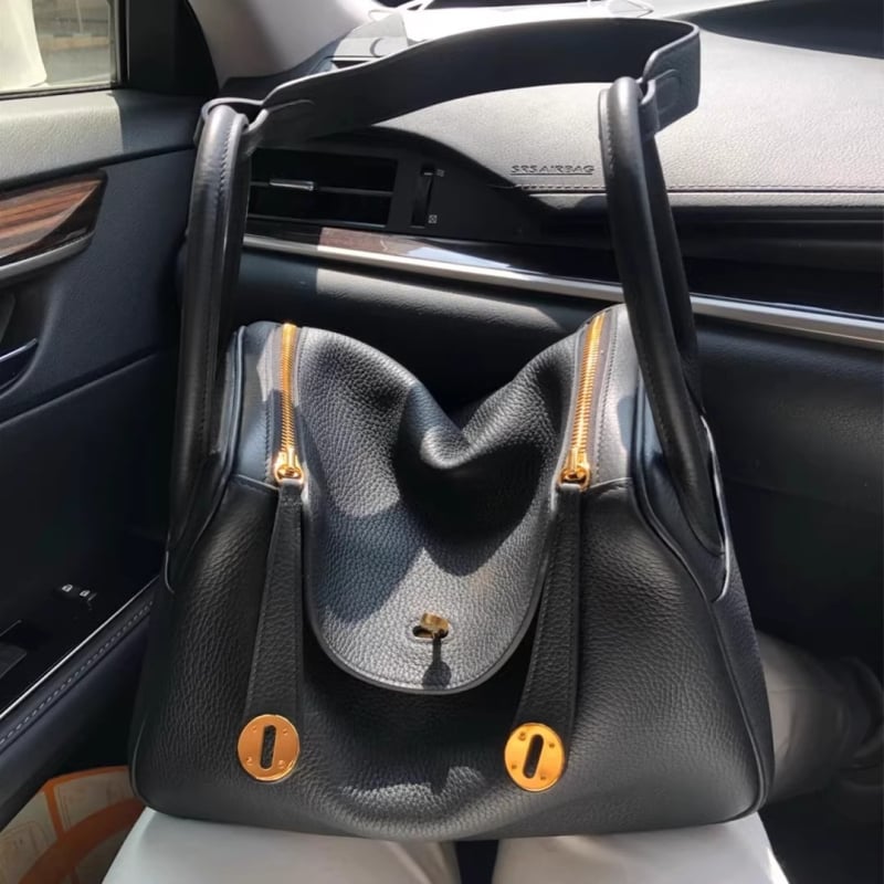 Μίνι Lindy Doctor Τσάντα από Γνήσιο Δέρμα | Διπλού στρώματος βοοειδές δέρμα, Εσωτερική επένδυση από βοοειδές δέρμα, Άνοιγμα με φερμουάρ και αγκράφα, Εσωτερικό διαμερισμά με θήκη φερμουάρ