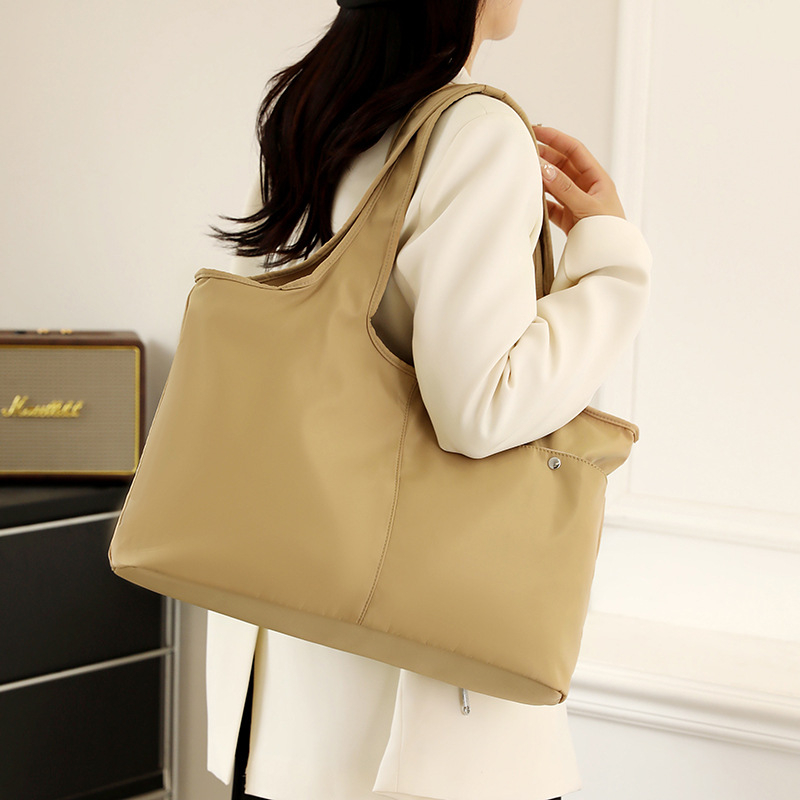 Γυναικεία τσάντα από νάιλον, οριζόντιου τετράγωνου σχήματος, κλείσιμο με φερμουάρ, εσωτερικές θήκες (θήκη με φερμουάρ, θήκη για κινητό, θήκη για ταυτότητα) και εσωτερικός διαχωριστής