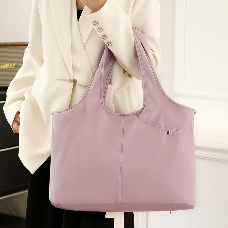 Γυναικεία τσάντα από νάιλον, οριζόντιου τετράγωνου σχήματος, κλείσιμο με φερμουάρ, εσωτερικές θήκες (θήκη με φερμουάρ, θήκη για κινητό, θήκη για ταυτότητα) και εσωτερικός διαχωριστής