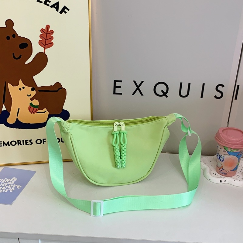 Crossbody Dumpling taška, nylon, horizontálny štvorec tvar, zips otvorenie, vnútorné vrecká so skrytým zipsom a vreckom na telefón