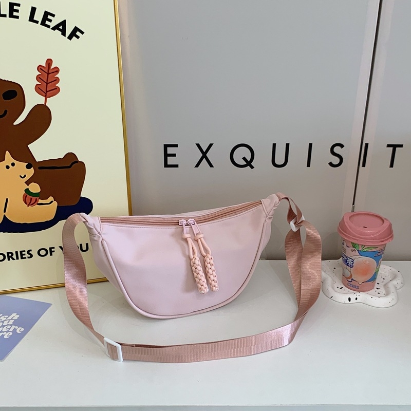 Crossbody Dumpling taška, nylon, horizontálny štvorec tvar, zips otvorenie, vnútorné vrecká so skrytým zipsom a vreckom na telefón