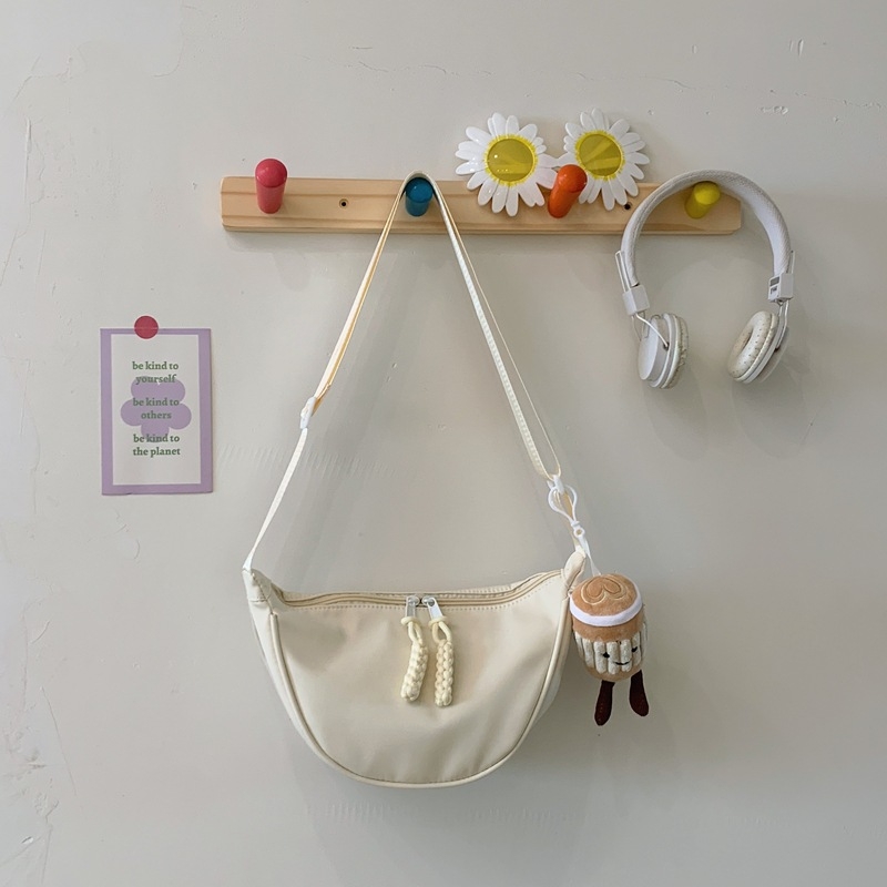 Crossbody Dumpling taška, nylon, horizontálny štvorec tvar, zips otvorenie, vnútorné vrecká so skrytým zipsom a vreckom na telefón