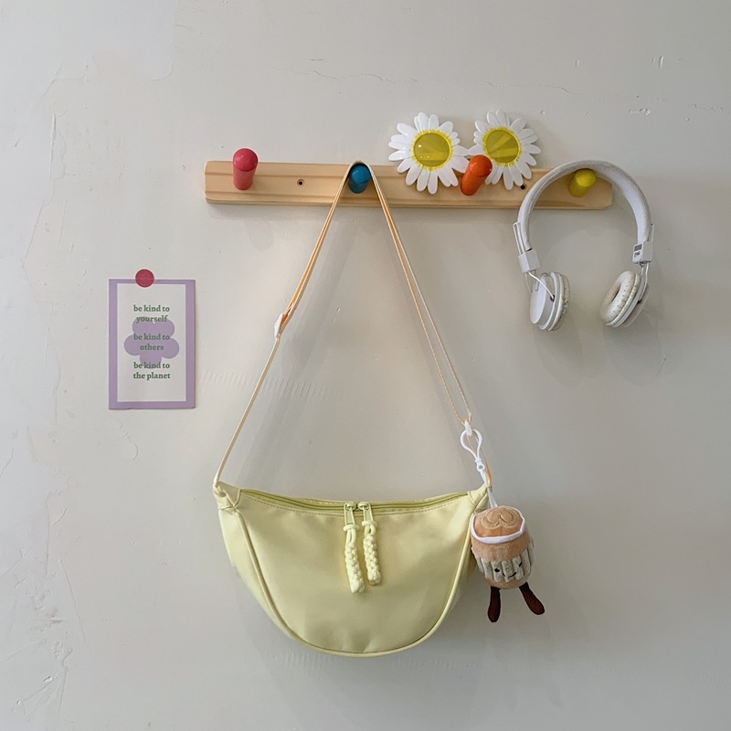 Crossbody Dumpling taška, nylon, horizontálny štvorec tvar, zips otvorenie, vnútorné vrecká so skrytým zipsom a vreckom na telefón