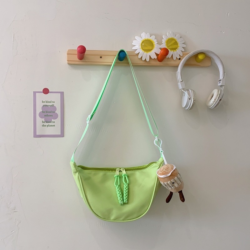 Crossbody Dumpling taška, nylon, horizontálny štvorec tvar, zips otvorenie, vnútorné vrecká so skrytým zipsom a vreckom na telefón