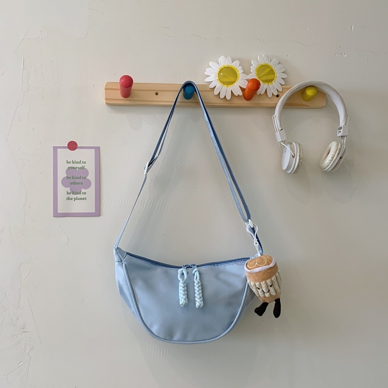 Crossbody Dumpling taška, nylon, horizontálny štvorec tvar, zips otvorenie, vnútorné vrecká so skrytým zipsom a vreckom na telefón