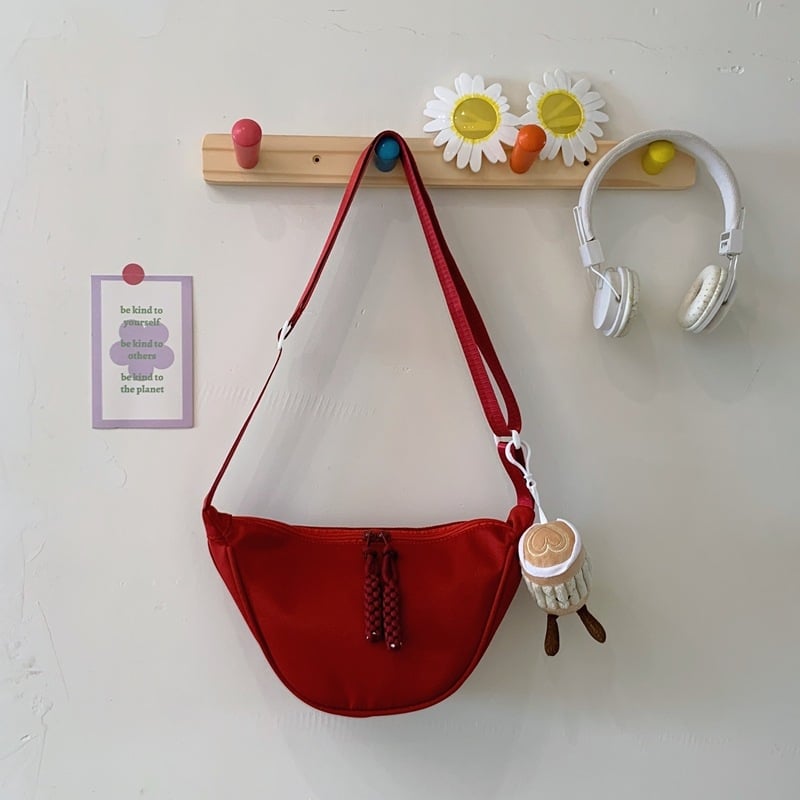 Crossbody Dumpling taška, nylon, horizontálny štvorec tvar, zips otvorenie, vnútorné vrecká so skrytým zipsom a vreckom na telefón