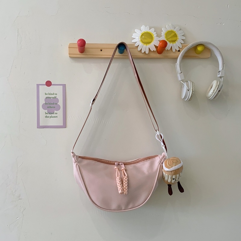 Crossbody Dumpling taška, nylon, horizontálny štvorec tvar, zips otvorenie, vnútorné vrecká so skrytým zipsom a vreckom na telefón