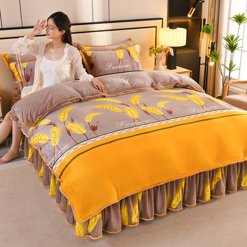 Set de patru piese din velur de lapte, față dublă, velur coral, îngroșat; imprimare și vopsire reactive; modele: dungi, uni, desene animate, plante și flori; greutate 2000–2500 g