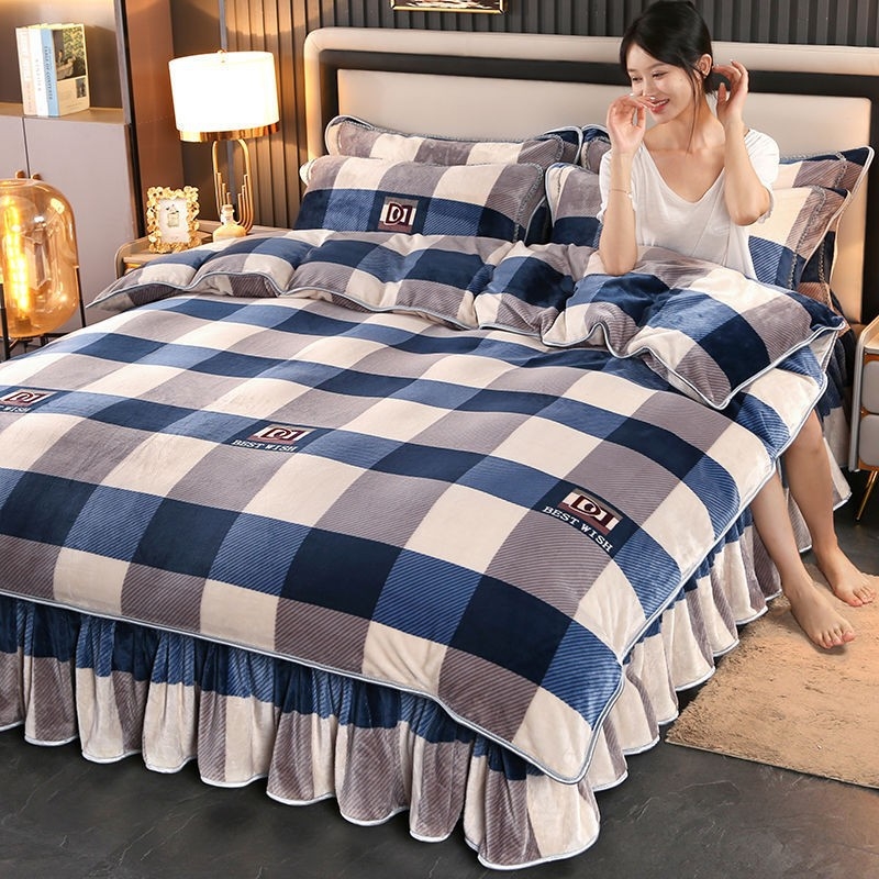 Set de patru piese din velur de lapte, față dublă, velur coral, îngroșat; imprimare și vopsire reactive; modele: dungi, uni, desene animate, plante și flori; greutate 2000–2500 g