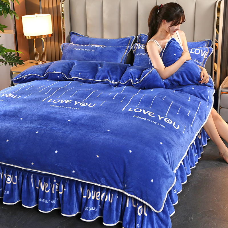 Set de patru piese din velur de lapte, față dublă, velur coral, îngroșat; imprimare și vopsire reactive; modele: dungi, uni, desene animate, plante și flori; greutate 2000–2500 g