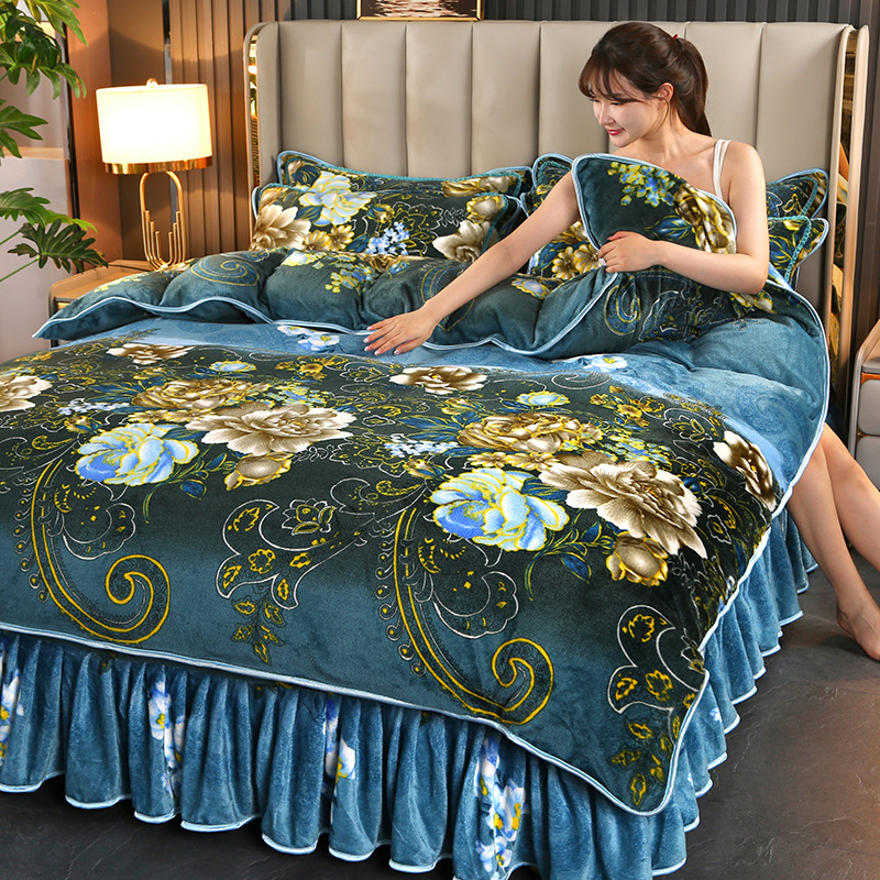 Set de patru piese din velur de lapte, față dublă, velur coral, îngroșat; imprimare și vopsire reactive; modele: dungi, uni, desene animate, plante și flori; greutate 2000–2500 g