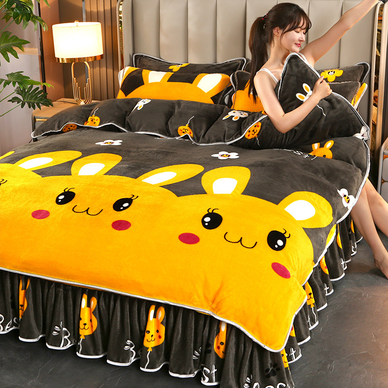 Set de patru piese din velur de lapte, față dublă, velur coral, îngroșat; imprimare și vopsire reactive; modele: dungi, uni, desene animate, plante și flori; greutate 2000–2500 g