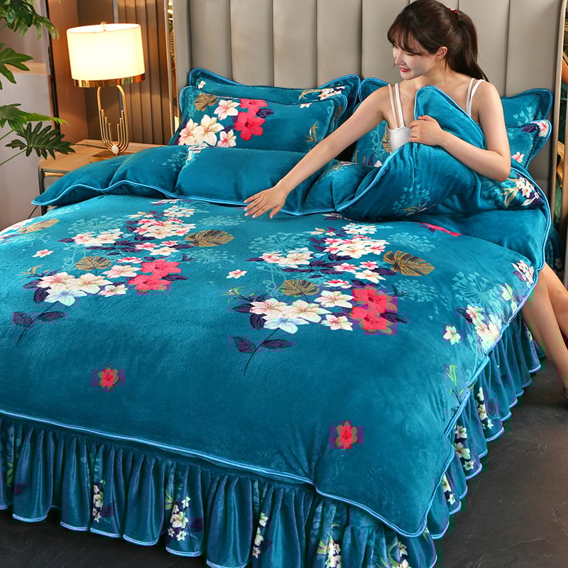 Set de patru piese din velur de lapte, față dublă, velur coral, îngroșat; imprimare și vopsire reactive; modele: dungi, uni, desene animate, plante și flori; greutate 2000–2500 g