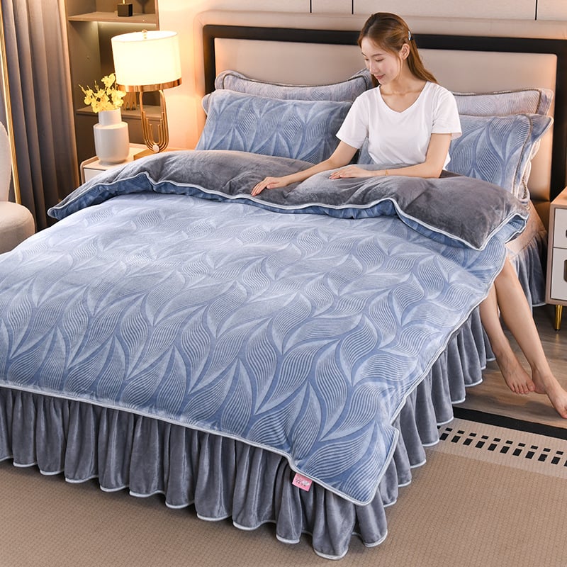 Set de patru piese din velur de lapte, față dublă, velur coral, îngroșat; imprimare și vopsire reactive; modele: dungi, uni, desene animate, plante și flori; greutate 2000–2500 g