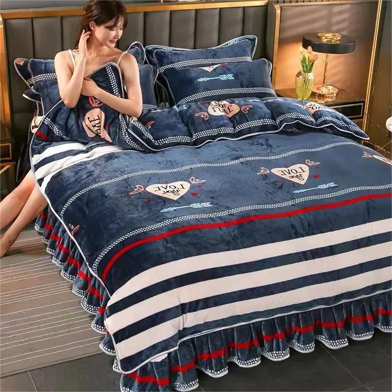 Set de patru piese din velur de lapte, față dublă, velur coral, îngroșat; imprimare și vopsire reactive; modele: dungi, uni, desene animate, plante și flori; greutate 2000–2500 g