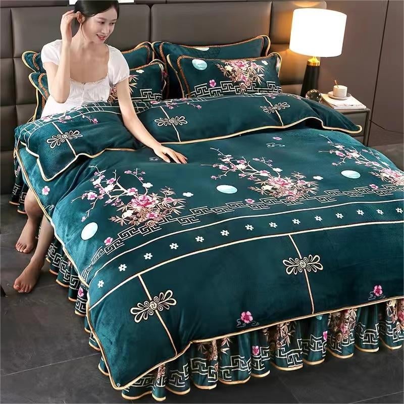 Set de patru piese din velur de lapte, față dublă, velur coral, îngroșat; imprimare și vopsire reactive; modele: dungi, uni, desene animate, plante și flori; greutate 2000–2500 g