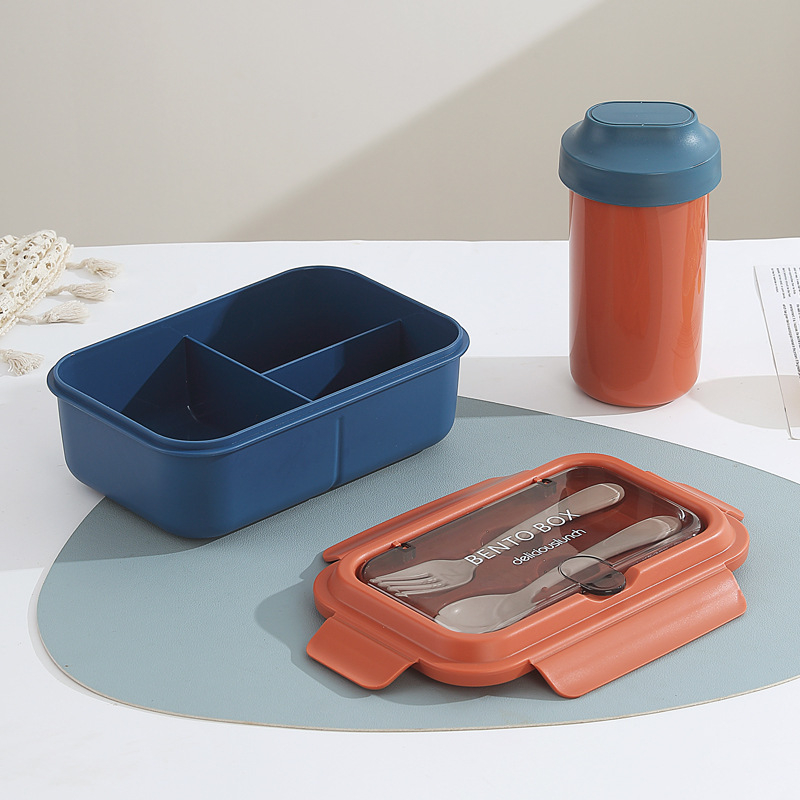 Európai stílusú négyszögletes ebédes doboz, 304 rozsdamentes acél + PP, 3 rekesz, mikróhullámú sütőben használható, dupla réteg, villával és kanállal