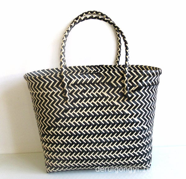 Slamená bucket taška s pleteným vzorom, obdĺžnikový tvar, otvorenie expozície