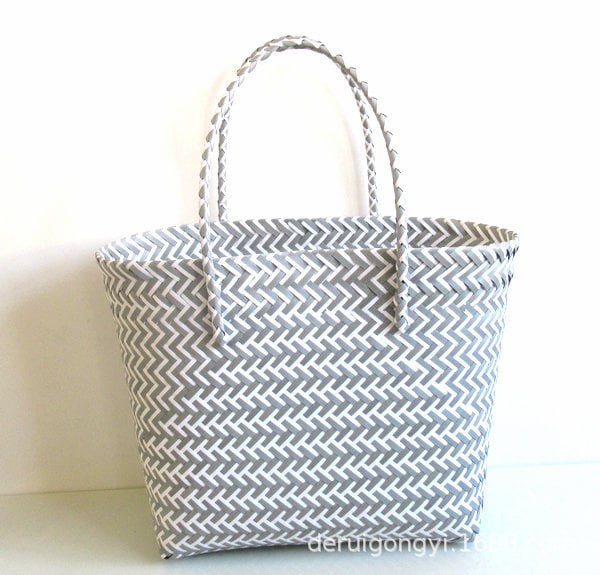 Slamená bucket taška s pleteným vzorom, obdĺžnikový tvar, otvorenie expozície