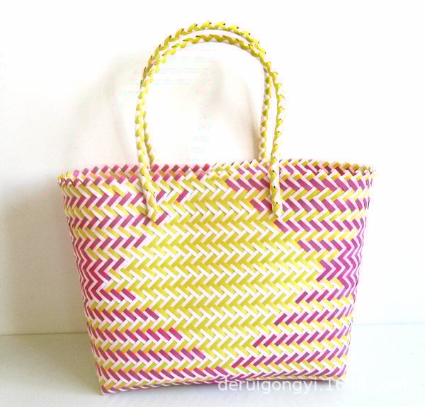 Slamená bucket taška s pleteným vzorom, obdĺžnikový tvar, otvorenie expozície