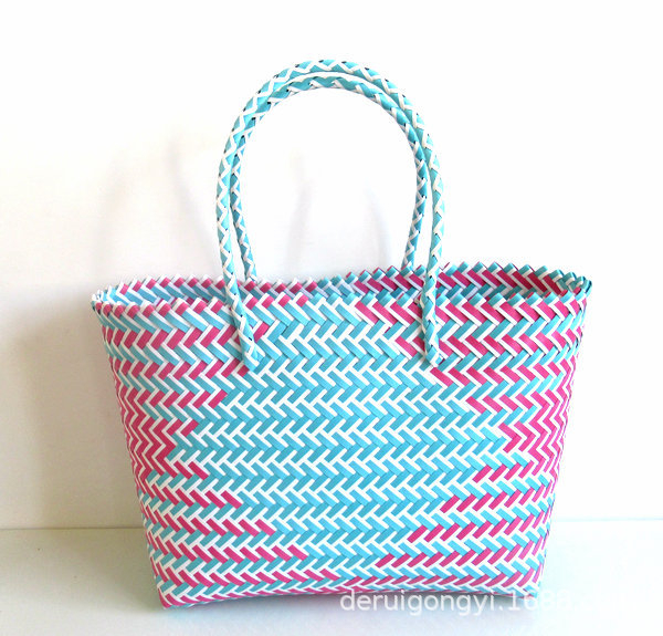 Slamená bucket taška s pleteným vzorom, obdĺžnikový tvar, otvorenie expozície