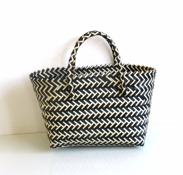 Slamená bucket taška s pleteným vzorom, obdĺžnikový tvar, otvorenie expozície