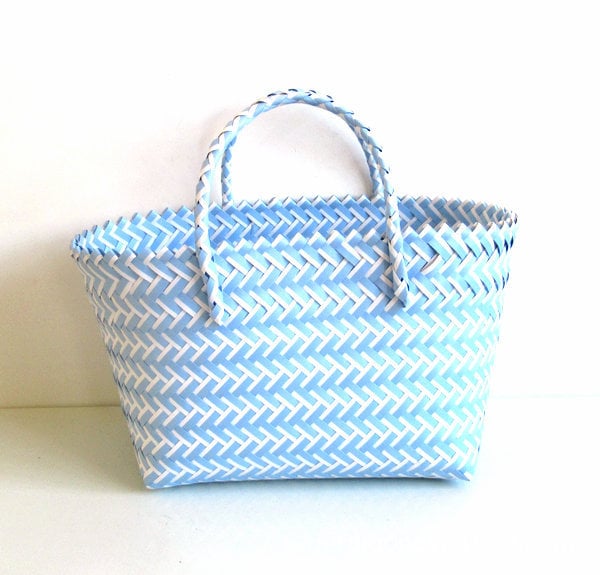 Slamená bucket taška s pleteným vzorom, obdĺžnikový tvar, otvorenie expozície