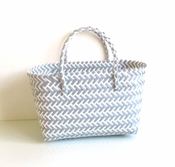 Slamená bucket taška s pleteným vzorom, obdĺžnikový tvar, otvorenie expozície