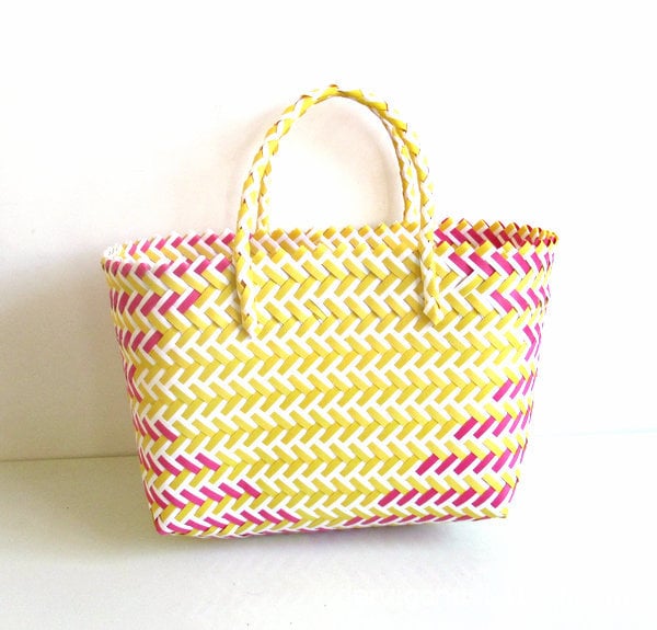 Slamená bucket taška s pleteným vzorom, obdĺžnikový tvar, otvorenie expozície