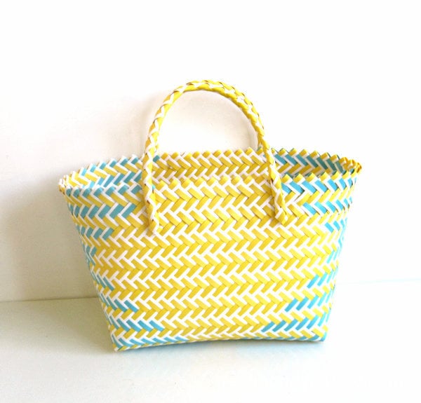 Slamená bucket taška s pleteným vzorom, obdĺžnikový tvar, otvorenie expozície