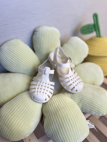 Gyerekeknek készült koreai stílusú zselé szandál, zárt ujjal, csattos zárás, PVC felső és talp, lélegző