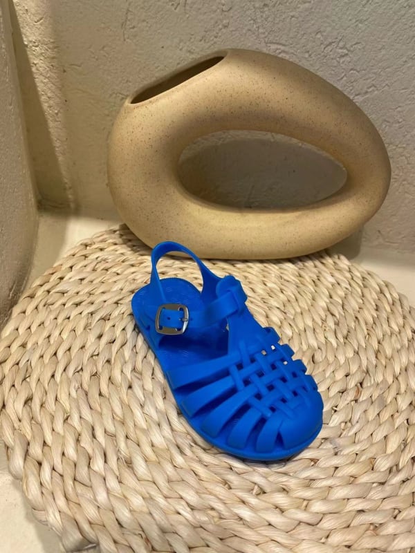 Gyerekeknek készült koreai stílusú zselé szandál, zárt ujjal, csattos zárás, PVC felső és talp, lélegző